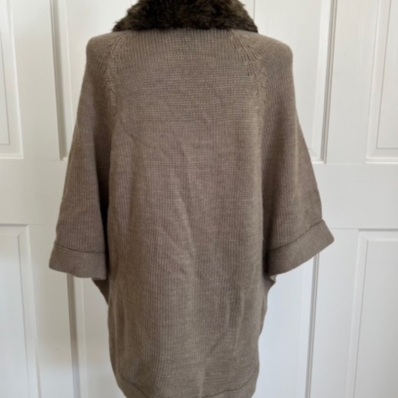 Coldwater Creek Greige Merino Wool Knit Wrap with Faux Fur Trim Size XS/SM - Picture 4 of 9